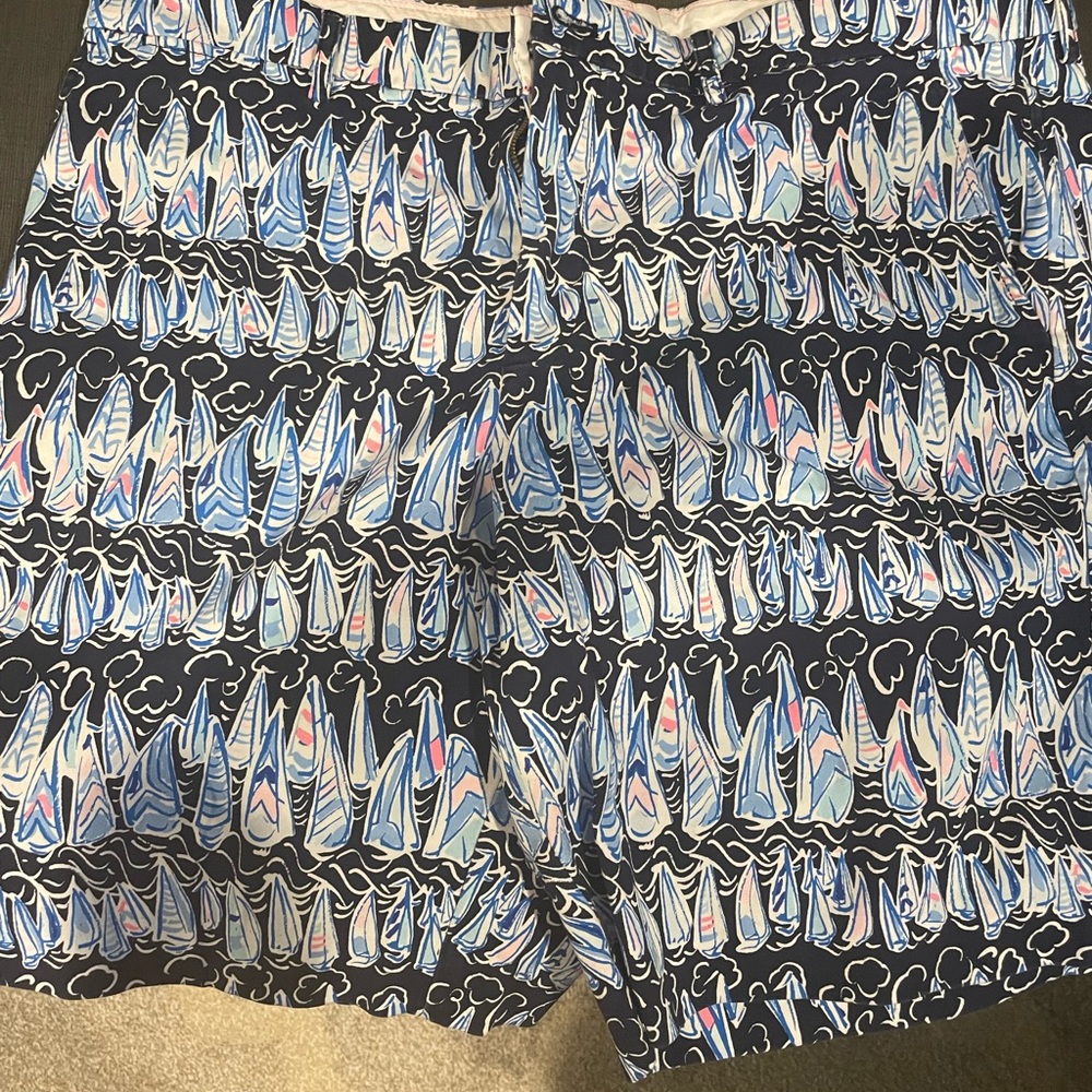 Hi Lilly lovers! Lilly Pulitzer Mens shorts in Low Tide Navy. Never worn, NWT.